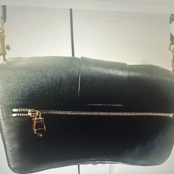 The Versace La Medusa Soft Lamb Leather Bag in size M is a luxurious and stylish - Picture 16 of 16